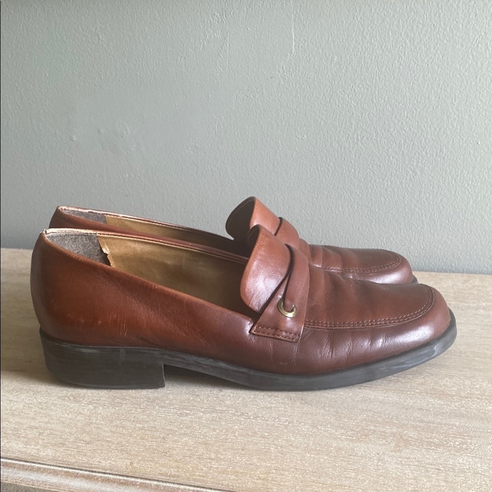 Women’s Naturalizer brown loafers size 8. Good condition.